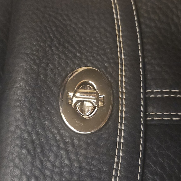 Vintage Coach Black Pebbled Leather Crossbody Bag with Turnlock Front Pocket. - Picture 3 of 12